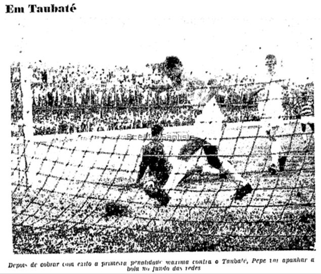 1960-12-04-taubate-1-x-6-santos-pepe-busca-a-bola-nas-redes-apos-cobranca-de-penalidade