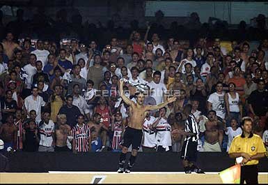 Diego samba no escudo tricolor causando a fúria dos adversários e o delírio da torcida santista